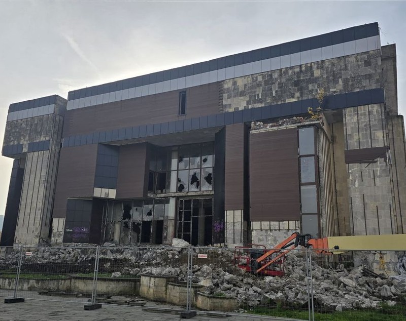A început demolarea Casei de Cultură din Turda, Cluj. În locul ei va apărea o parcare