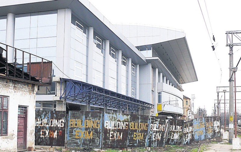 Culmea prostiei în Mehedinţi! Au construit gara peste calea ferată