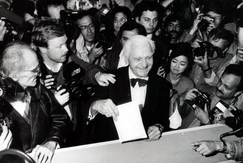 Ion Rațiu votează la alegerile prezidențiale din 1990, câștigate de Ion Iliescu și FSN - foto Agerpres