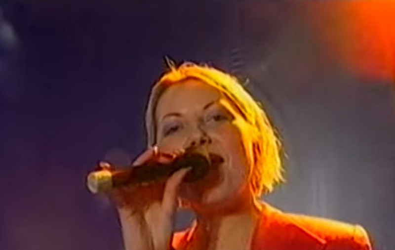 ÎI MAI ŢINEŢI MINTE pe cei de la SWEET KISS? Uite cum arată BLONDA care cânta în trupa ce a făcut FURORI în anii 90