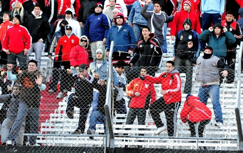 Fanii lui River Plate au ameninţat cu moartea un arbitru