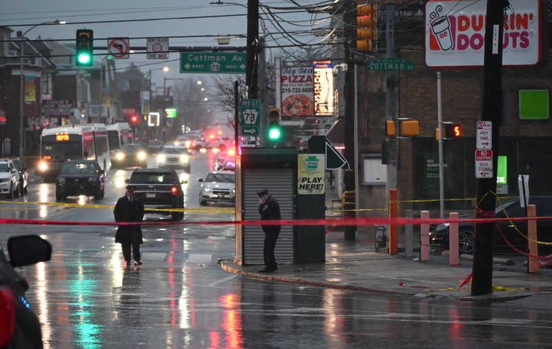 Opt elevi au fost împușcați într-o stație de autobuz din Philadelphia. Unul dintre ei a fost lovit de 9 gloanţe. Atacatorii, căutați de poliție