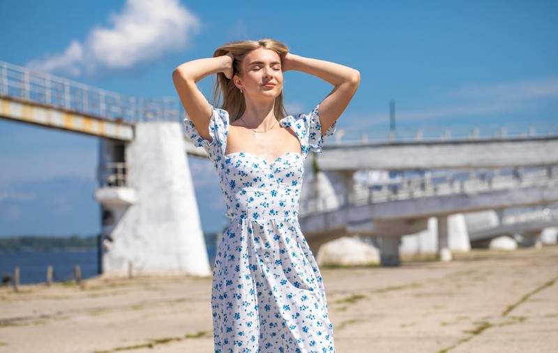 Cum alegi decolteul ce te pune în valoare la o rochie de vară?