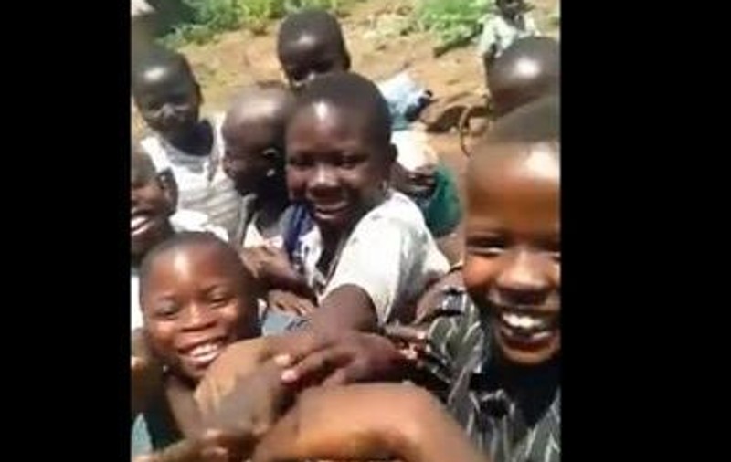 Uite cum reacţionează copiii africani când văd un om alb! | VIDEO
