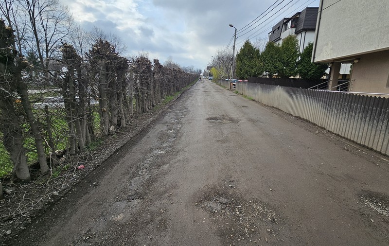 Oameni lăsați în noroi și praf de autorități. Zeci de străzi din Iași, blocate de birocrație: contracte semnate, dar lucrări inexistente