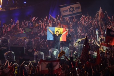Armin Van Buuren tine un steag tricolor in timpul festivalului Untold, sambata, 2 august 2019, la Cluj Napoca. DAN HORIA TAUTAN / MEDIAFAX FOTO