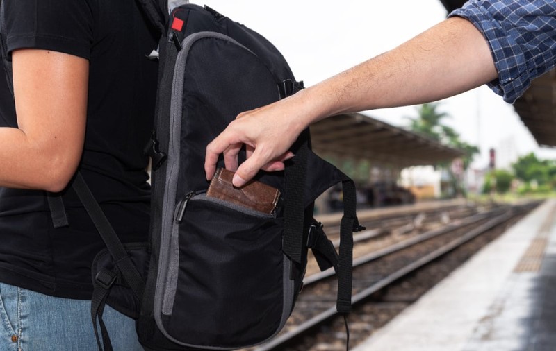 Cele mai frecvente escrocherii la care turiștii trebuie să fie atenți în timpul călătoriilor