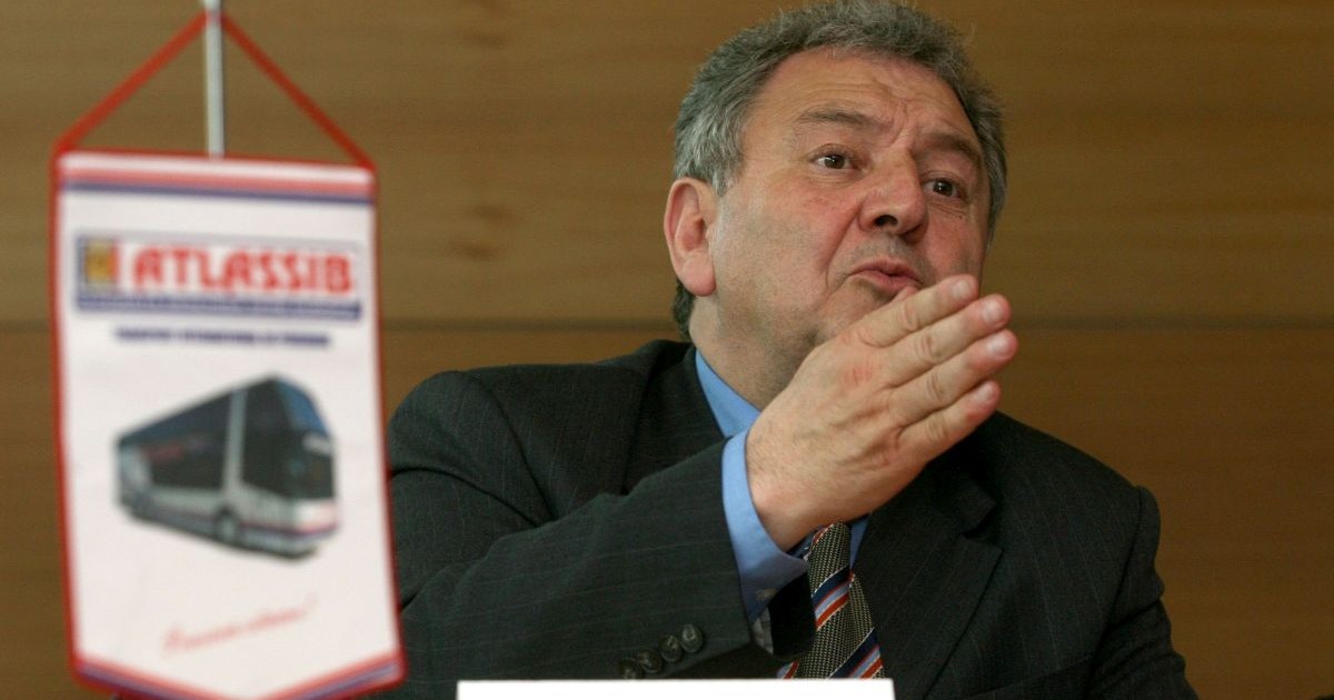 Ilie Carabulea, patronul firmei Atlassib, răspunde întrebărilor ziariștilor, miercuri 17 mai 2006, într-o conferință de presă prilejuită de inaugurarea noii unități a BCC, Sucursala București - Alba Iulia.