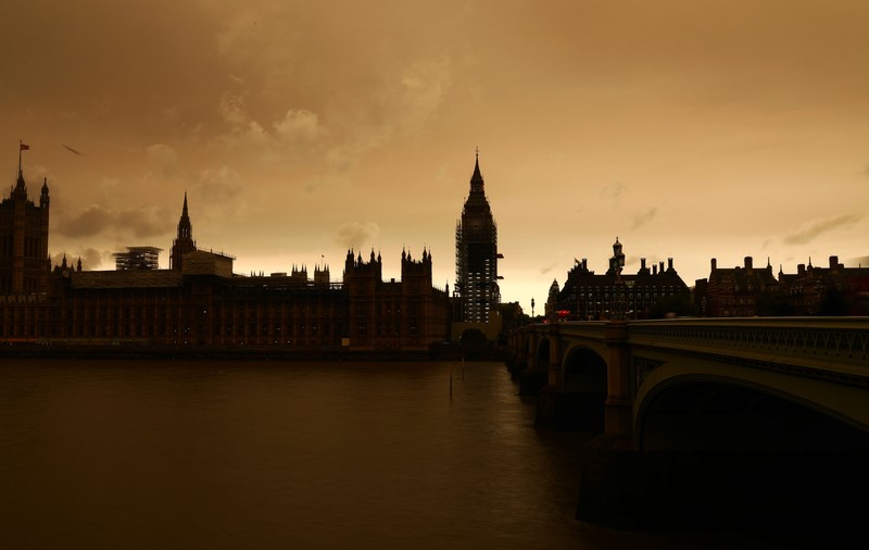 FOTO| Apocalipsă la Londra: Cerul s-a făcut roșu și s-a întunecat în plină zi. Fenomenul cauzat de uraganul Ophelia