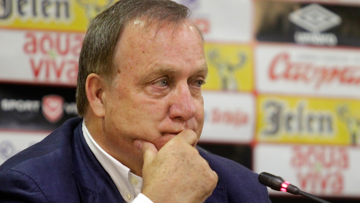 Gullit rechterhand van Advocaat tot einde kwalificatie Vandaag, 06:07 Marcel van der Kraan De KNVB gaat na een week van totale chaos Dick Advocaat en Ruud Gullit aanstellen als het nieuwe duo voor het Nederlands elftal. Gullit wordt de rechterhand van Advocaat en zal een belangrijke rol in de staf van Oranje krijgen. Op het moment dat Henk ten Cate zich in Abu Dhabi nog altijd verwonderde over de ommezwaai van technisch directeur Hans van Breukelen, besloot de KNVB gisteren een aanvang te maken met de officiële invulling van de contracten van Advocaat en Gullit. Het kan nog enkele dagen duren voordat de zaak is afgerond. Niet zozeer de financiën, waarvoor indicaties waren afgegeven, vormen het probleem. Wel moet een aantal praktische zaken worden opgelost. Verkiezingen Het contract van Advocaat bij zijn werkgever Fenerbahçe zou normaal gesproken op 1 juni aflopen, maar vanwege de verkiezingen in Turkije is vorige week een speelronde uitgesteld en daardoor loopt de competitie pas op zondag 4 juni af. In de huidige situatie kan Fenerbahçe zich via een tweede plaats in de competitie nog kwalificeren voor de voorronde van de Champions League. Fener staat nu nog derde, met vier punten minder dan de nummer 2. Foto: Michel van Bergen Wil Advocaat op woensdag 31 mei actief zijn als bondscoach bij Marokko-Nederland (in Agadir) en op zondag 4 juni Oranje ook leiden tegen Ivoorkust (thuis), dan moet hij de president van Fenerbahçe vragen hem tijdens de slotrace van de Turkse Süper Lig te laten vertrekken. Boegbeeld Gullit is op dit moment niet verbonden aan een club, maar de oud-international heeft wel grote contracten met buitenlandse tv-stations. Zo is hij onder meer een gewaardeerd analyticus bij de BBC en Bein Sports in het Midden-Oosten. Gullit is ook columnist van TELESPORT. Gisteren kwam het tot een eerste bespreking met de voetbalbond, die vorig jaar via Van Breukelen niet tot een akkoord kon komen met de voormalig WK-ganger. Met Gullit krijgt Oranje naast Advocaat wel meteen weer een boegbeeld en een man die aanspreekt bij de Oranje-internationals.