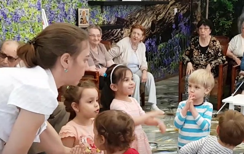 REPORTAJ / Mărioara Mihăilă, centenara nostalgică după Turnul Eiffel și rochia de voal. ”Duc greu în spate cei 100 de ani” - VIDEO