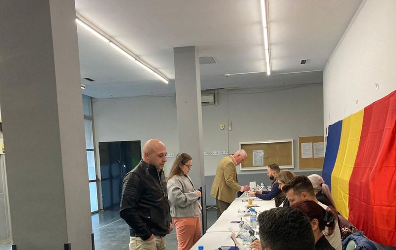 Imagini cu românii care au votat în diaspora la alegerile prezidențiale. Cel mai vârstnic alegător are 100 de ani