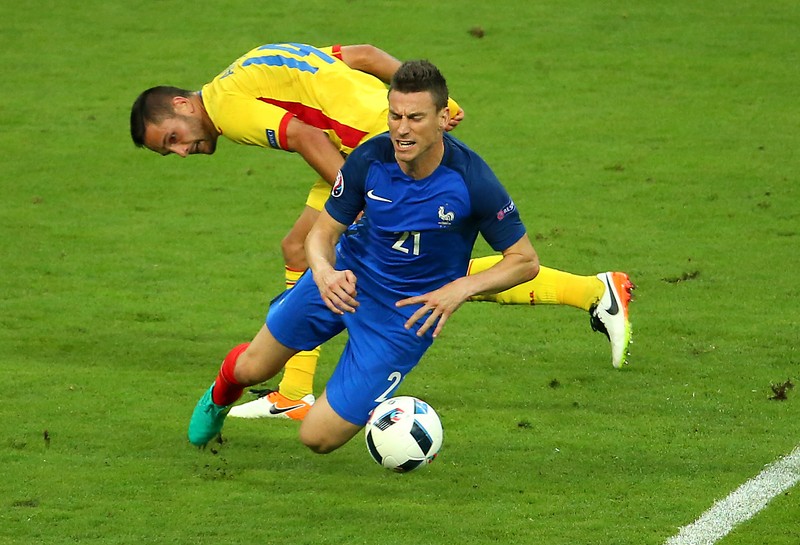 Florin Andone (în galben), faultându-l pe Koscielny în timpul meciului Franța-România (2-1) de la Euro 2016. (FOTO: EPA)