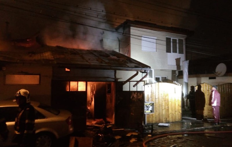Un incendiu puternic a cuprins șase proprietăți din București. O femeie cu arsuri a fost transportată la Floreasca!