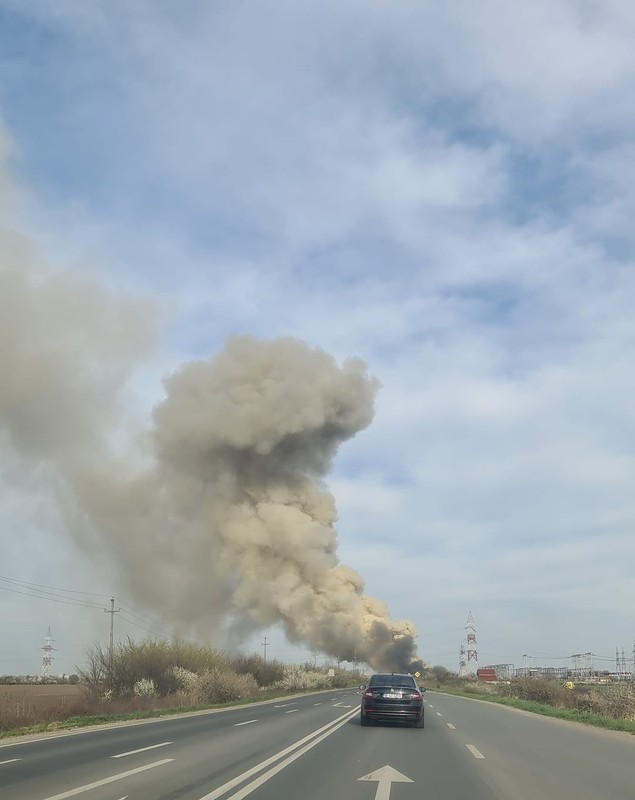 Incendiu puternic în Timișoara, la o fostă fabrică de țigări. În hala de lângă e depozitat azotat de amoniu lichid