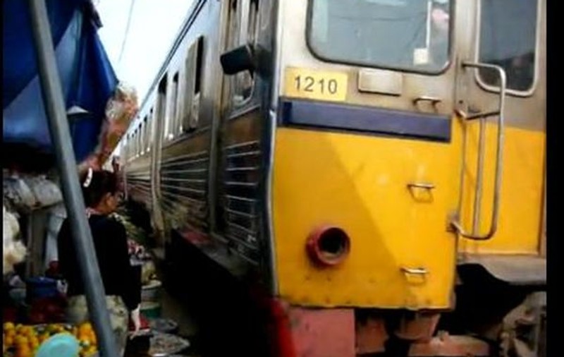 IMAGINI ULUITOARE! Trenul care trece prin mijlocul unei pieţe, printre pepeni şi peşti | VIDEO
