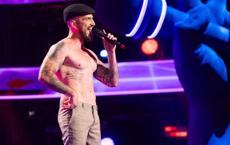 Silviu Mircescu a făcut striptease în timp ce a cântat la Vocea României 2024: „Fetele încă urlă în public”. În ce echipă a ajuns actorul