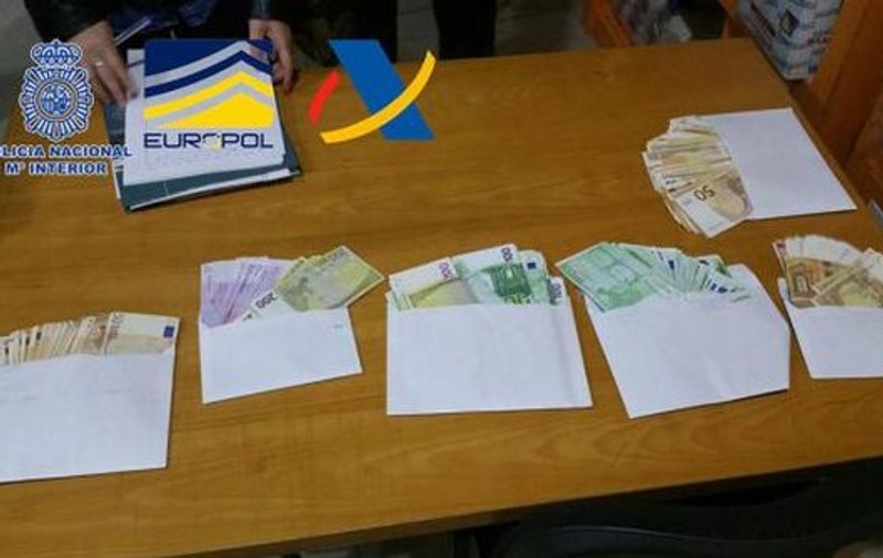 O grupare de evazioniști a ”produs” sute de milioane de euro numai pix. Cei peste 150 de infractori din rețea foloseau doar documente false, fabricate de ei