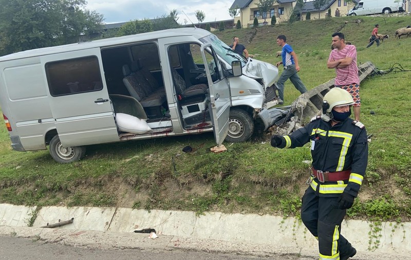 Accident cu un mort și doi răniți, în Neamț. Șoferul microbuzului era beat și nu avea permis