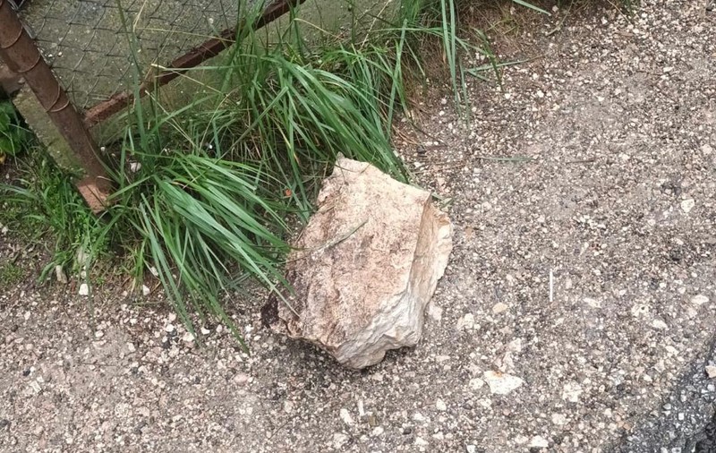 Bărbat rănit grav, după ce a fost lovit de un bolovan desprins dintr-o stâncă, în Cheile Bicazului