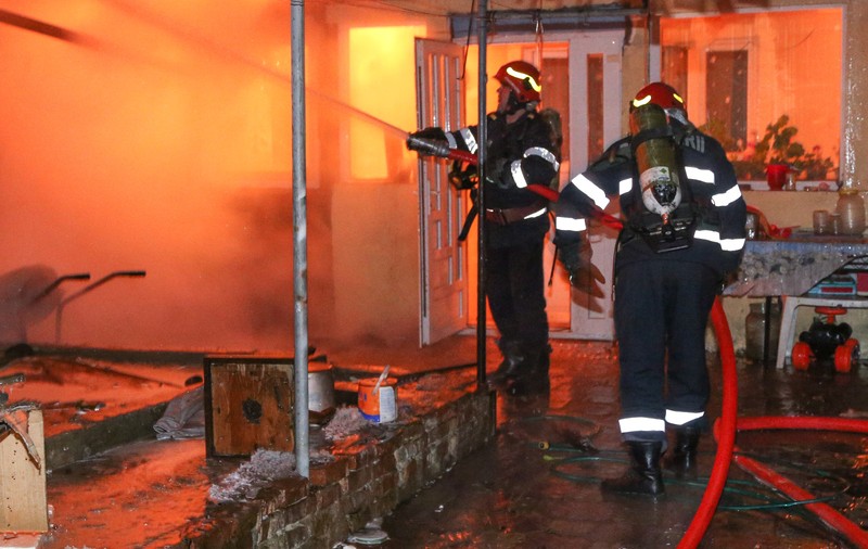 Incendiu puternic București. Șase case au fost distruse de flăcări
