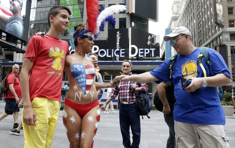 Scandal la New York! Primarul vrea să alunge femeile în sânii goi din Times Square | FOTO