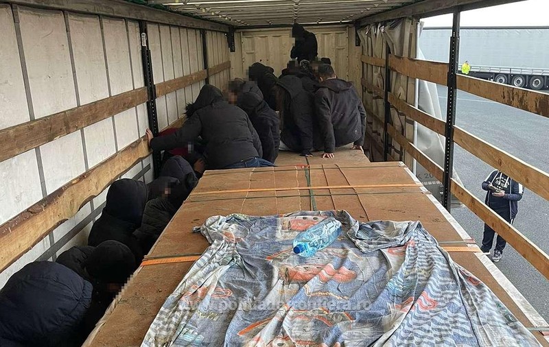 Un TIR cu 32 de migranți ascunși printre profile de aluminiu, oprit la vamă de polițiștii de frontieră