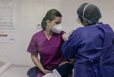 Un cadru medical se vaccinează anti-COVID la Spitalul Victor Babeș | Foto: Vlad Chirea