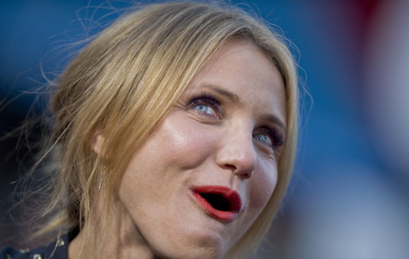 BĂRBAŢII abia AŞTEAPTĂ ASTA! CAMERON DIAZ nu ar EZITA să se ARATE COMPLET GOALĂ în FILME!