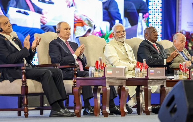 Narendra Modi (centru), Vladimir Putin (al doilea din stânga) și președintele iranian Masoud Pezeshkian la un eveniment în marja summitului BRICS Sursa foto: Profimedia