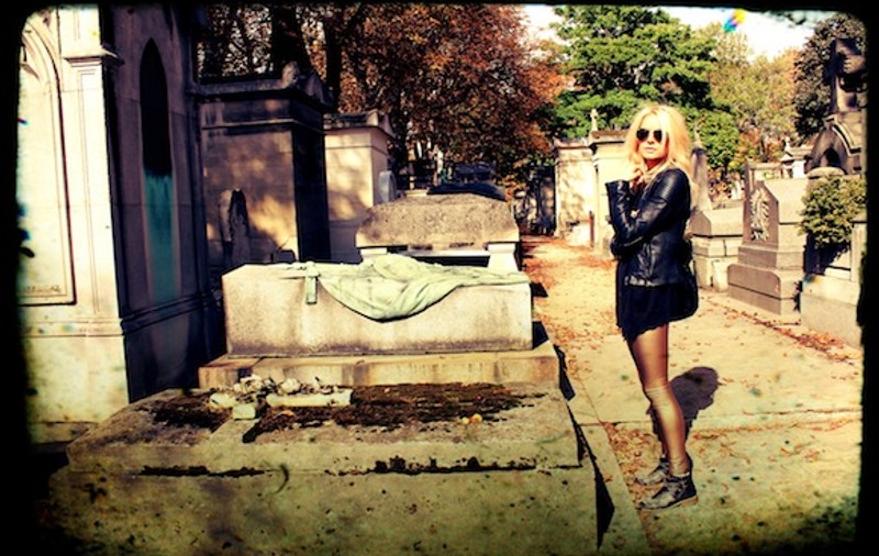 Laura Cosoi S-A POZAT ÎN CIMITIR! Vezi ce reacţie au avut fanii când au văzut imaginile | FOTO INCREDIBIL