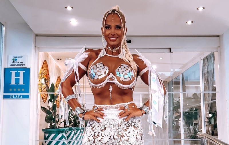 Cum a apărut Anda Adam la piscină. Artista și-a etalat silueta într-un costum de baie minuscul. „Wow! Ești strălucitoare”