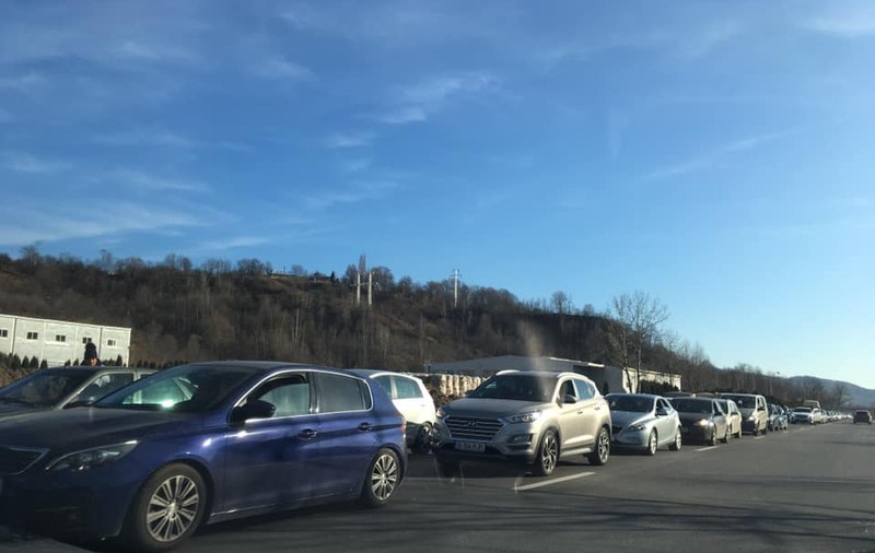 Un nou val de aglomerație pe Valea Prahovei. Se merge bară la bară spre stațiunile montane: „ Cea mai mare coadă pe care am văzut-o vreodată”