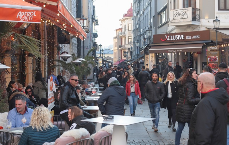 FOTO. Centrul Bucureștiului a fost plin de oameni în ultima zi din an: „Am venit de la Madrid să petrecem aici”
