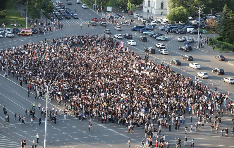 Miting de solidaritate cu femeile victime ale abuzului, în faţa Guvernului, după uciderea Teodorei Marcu. Peste 3.000 de persoane la protest