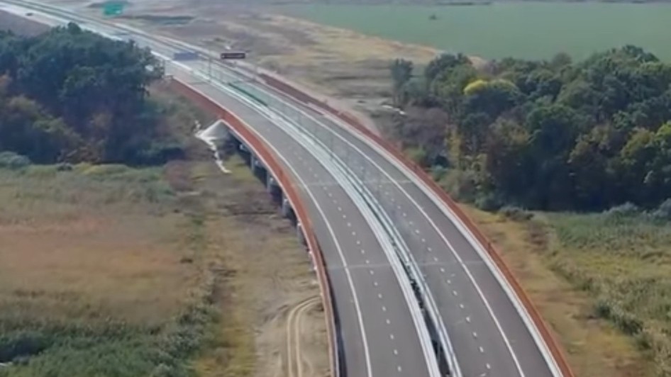 Imagine văzută de sus cu o autostradă 