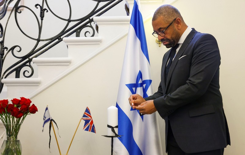 Imagini cu șeful diplomației britanice care fuge să se adăpostească după ce sirenele au răsunat în timpul vizitei sale din Israel. VIDEO