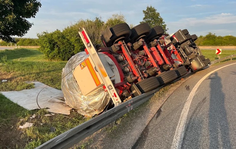 Un șofer român care transporta 26.900 de litri de bere și era beat la volan a răsturnat cisterna, în Germania