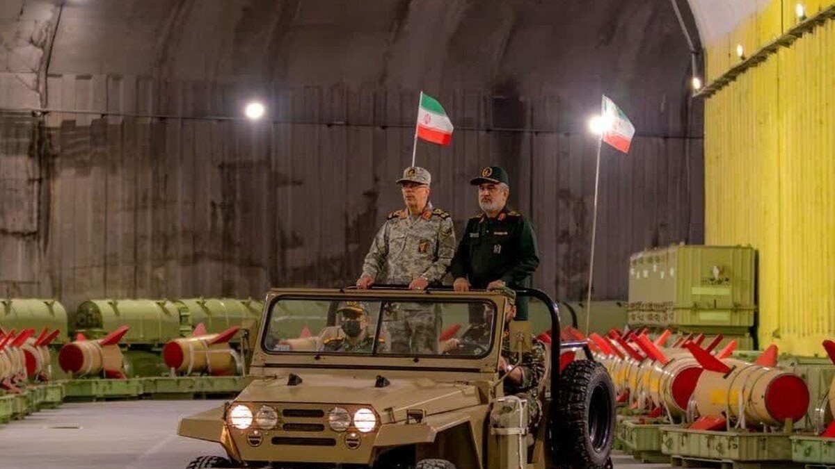 Generalii Mohammad Bagheri (stânga) și Hossein Salami (dreapta) într-o fotografie de propagandă a regimului din Iran, cu rachete pe fundal Foto: Profimedia
