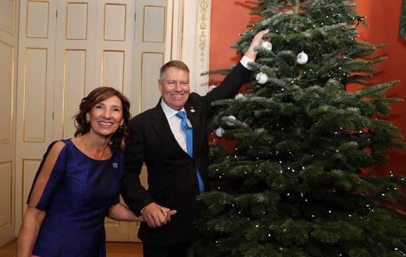 Imaginea postata de Carmen Iohannis pe Facebook. Ipostaza în care s-a pozat alături de soțul său în Palatul Buckingham