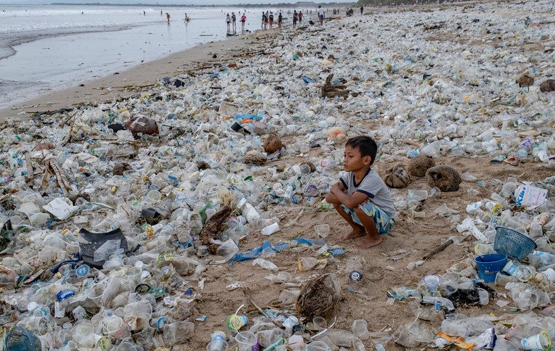 Studiu: 20 de firme produc 55% din totalul deșeurilor  plastice din lume