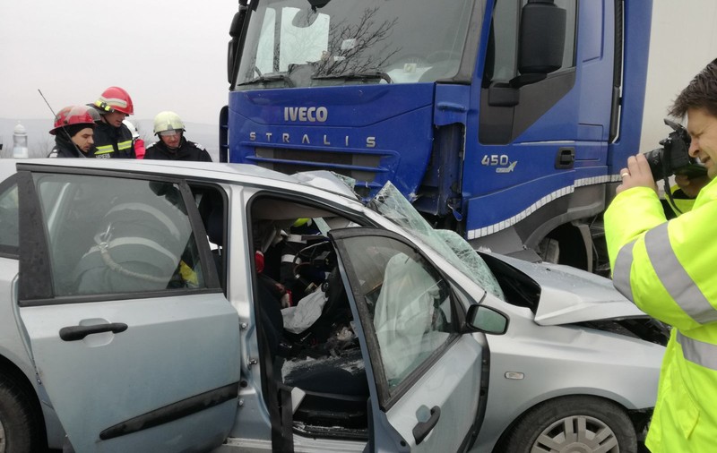 Drama unei familii în prag de Crăciun: tatăl mort, mama și cei trei copii la spital în urma unui accident| GALERIE FOTO