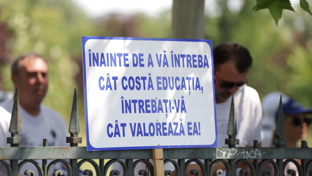 Sindicaliști din educație care protestează în fața Palatului Parlamentului.