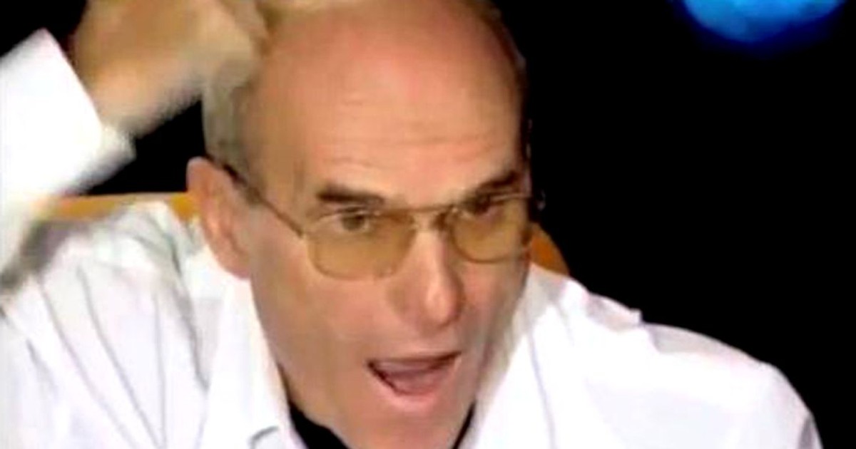 Cristian Tudor Popescu, atac fără precedent la adresa lui Alexandru Arșinel. "Nu s-a dus să aprindă o lumânare"
