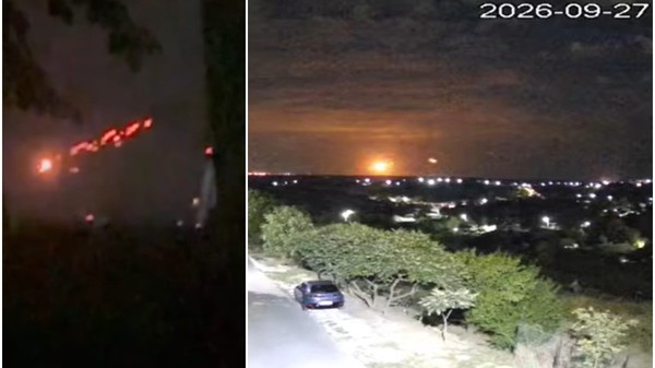 Imaginea prezintă în două cadre nocturne lumini roșiatice de trasoare pe cer și o explozie luminoasă la orizont deasupra unei localități.   