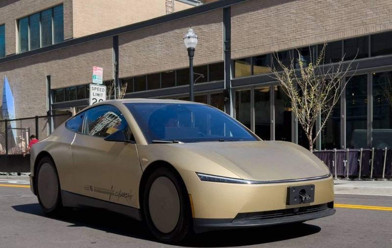 Tesla Robotaxi Cybercab, aurit mat, pe șosea