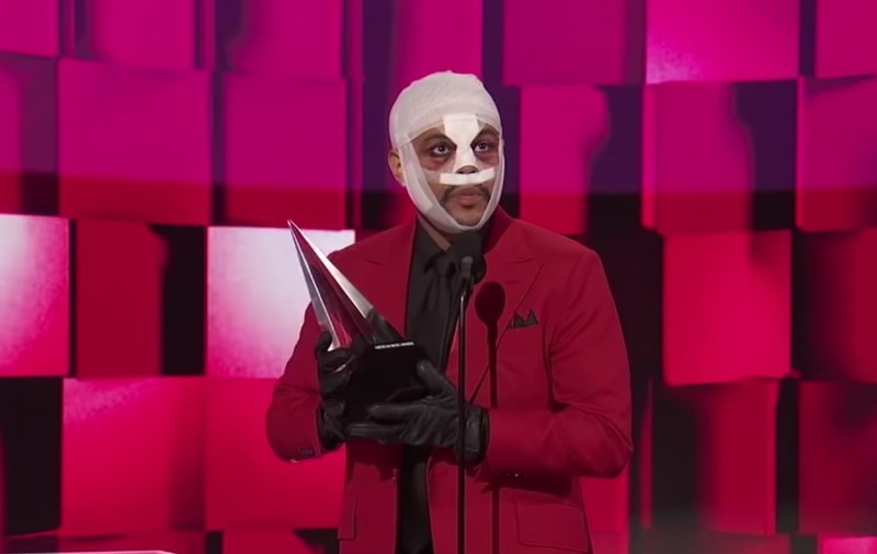 Apariție bizară a lui The Weeknd la American Music Awards. Artistul a urcat pe scenă cu fața bandajată