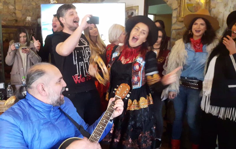 VIDEO EXCLUSIV/Rona Hartner și Monica Bîrlădeanu au cântat cu Daniel Iordăchioaie. Vedetele au intonat un imn despre viața la țară!