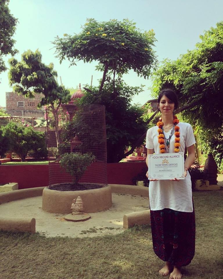 Ana Maria Ionescu cu diploma de instructor, în India