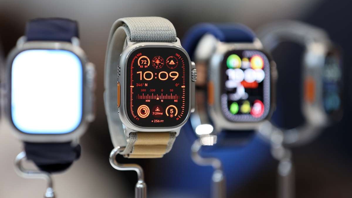 Prima generație de Apple Watch Ultra, expusă pe un stativ în cadrul prezentării oficiale.